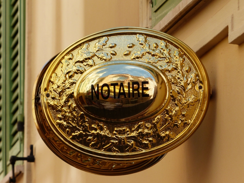 notaire-ISOLA-min_advertising-golden-metal-money-lighting-brass-1013060-pxhere.com